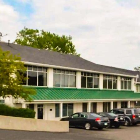 Surrey Inn Hotel Ashland Exterior photo